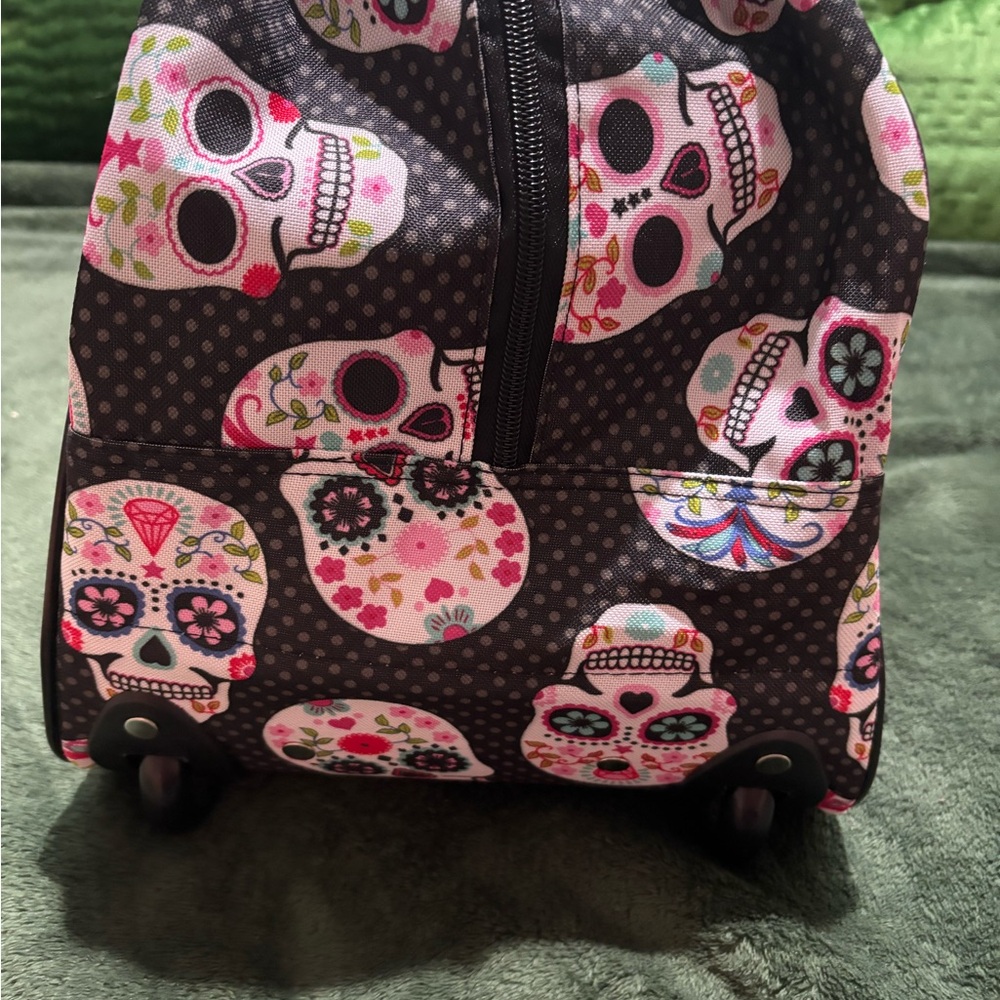 NWT Betsey Johnson Skulls Collection Roller duffle  - perfect for traveling. - Picture 9 of 10